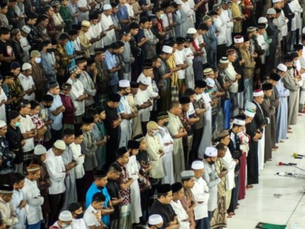 Adab Mengoreksi Bacaan Imam